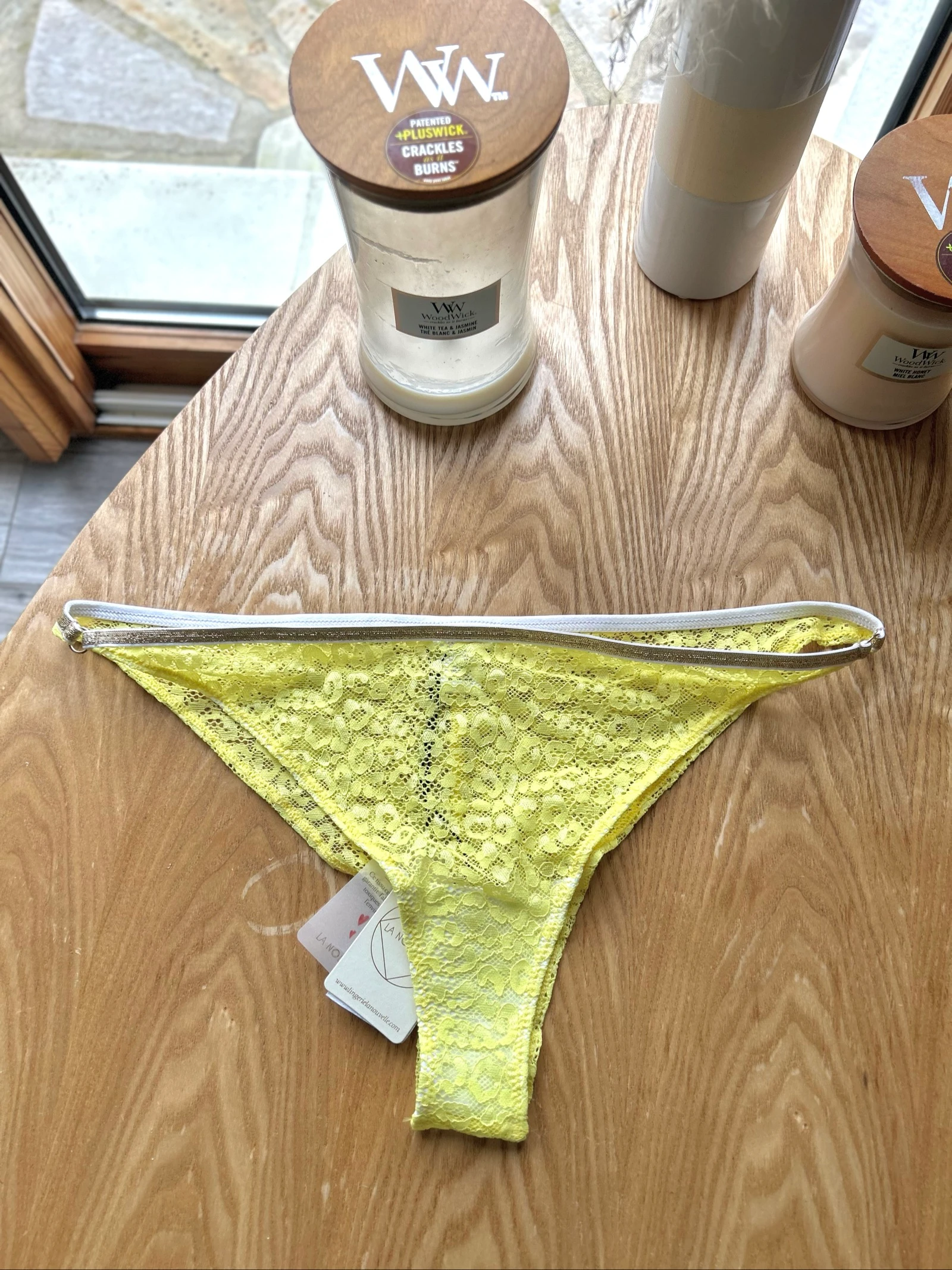 Conjunto de lingerie sutiã e tanga amarelo e dourado em poliamida La Nouvelle – photo 13